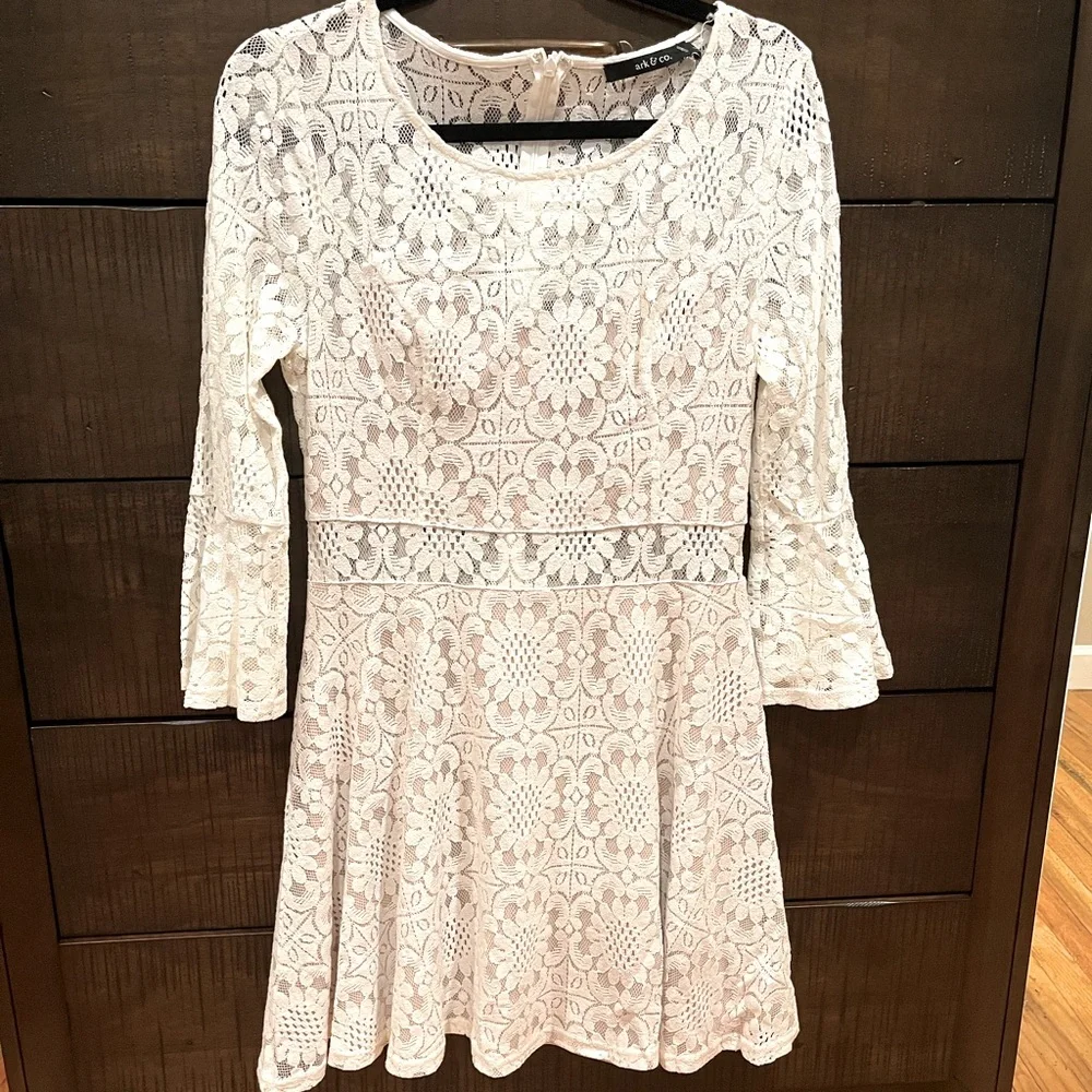 White lace dress - Picture 1 of 4